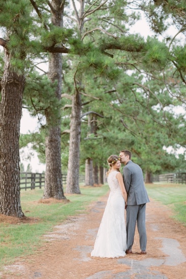 rustic-and-charming-chapel-wedding