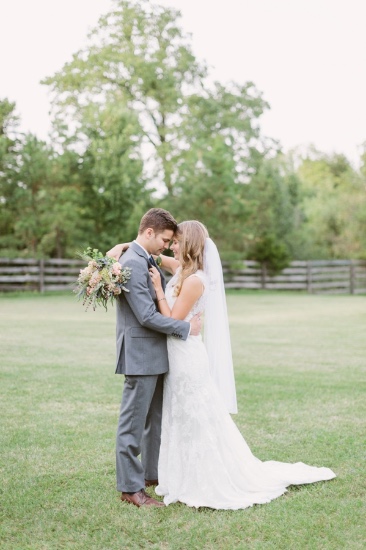 rustic-and-charming-chapel-wedding
