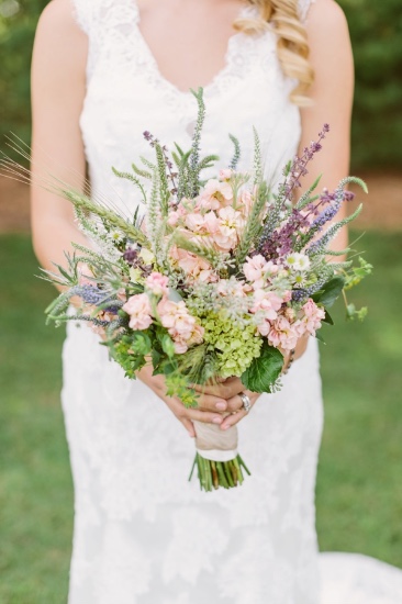 rustic-and-charming-chapel-wedding