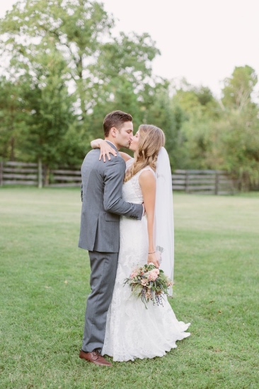 rustic-and-charming-chapel-wedding