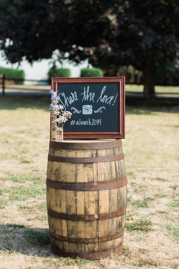 rustic-blue-and-white-wedding