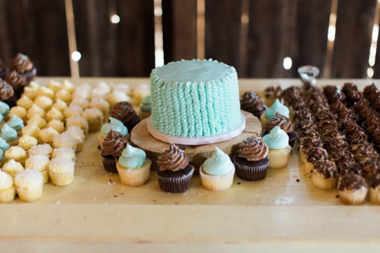 rustic-blue-and-white-wedding