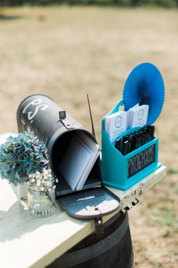 rustic-blue-and-white-wedding