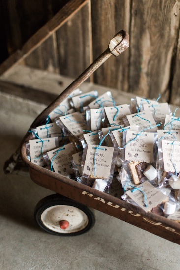 rustic-blue-and-white-wedding