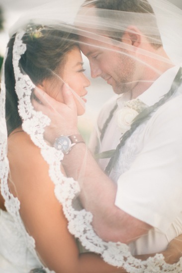 shades-of-white-wedding-in-hawaii