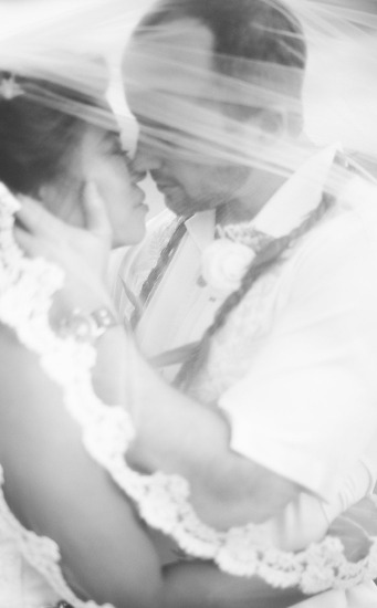 shades-of-white-wedding-in-hawaii