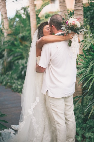 shades-of-white-wedding-in-hawaii