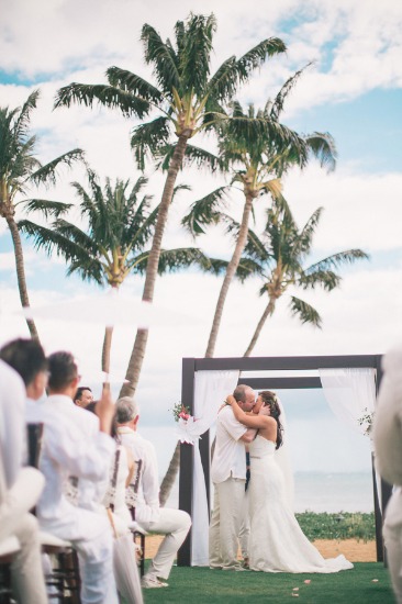 shades-of-white-wedding-in-hawaii