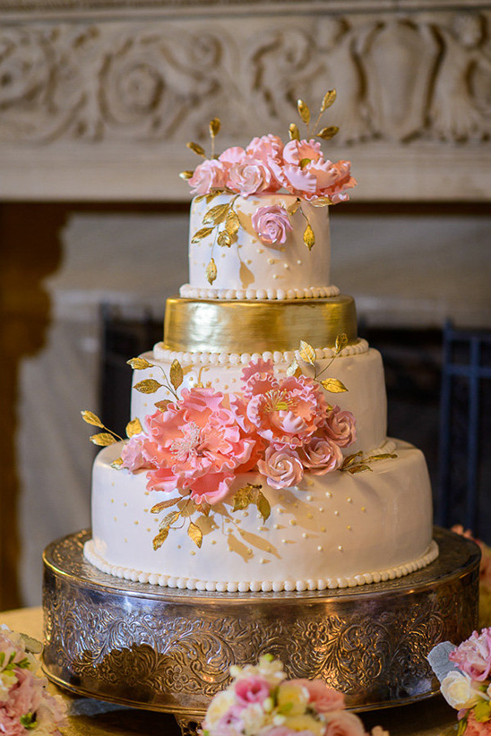 pink and gold wedding cake @weddingchicks