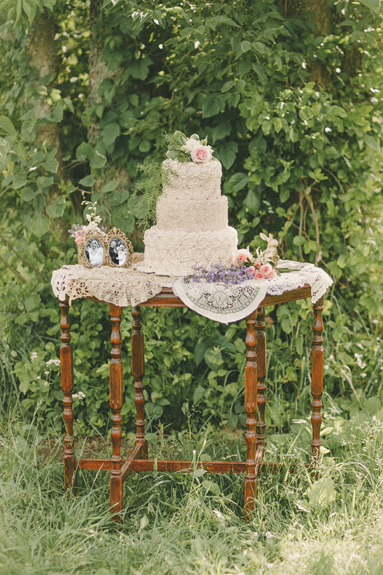 antique styled cake table @weddingchicks