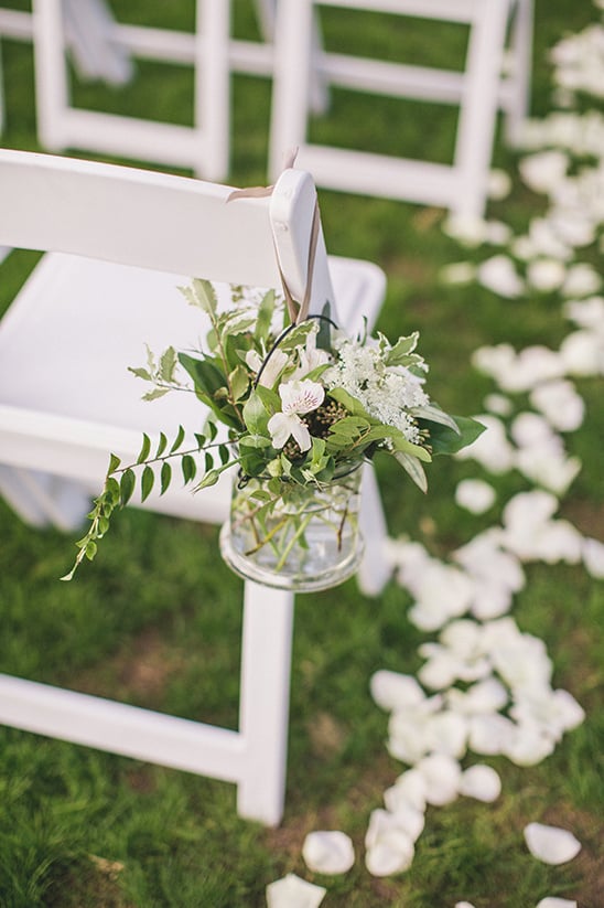 green and white wedding ceremony florals @weddingchicks