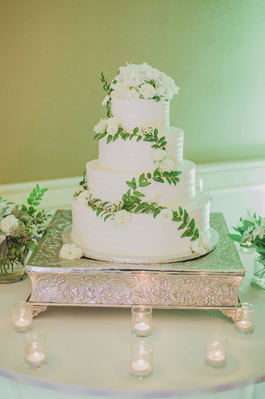 white wedding cake with florals @weddingchicks