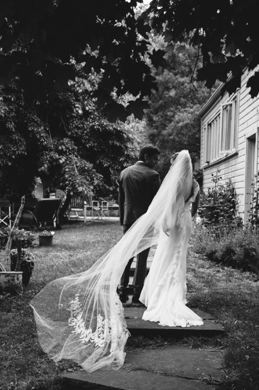 sweet-intimate-outdoor-wedding