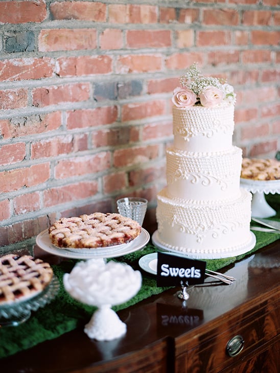 wedding cake by Celebrity Cake Studio @weddingchicks
