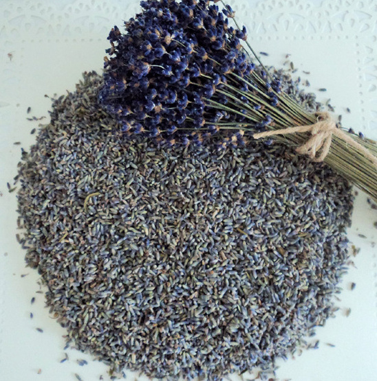 High quality lavender that you can toss at your wedding! Purchase it from Flowerfetti. @weddingchicks