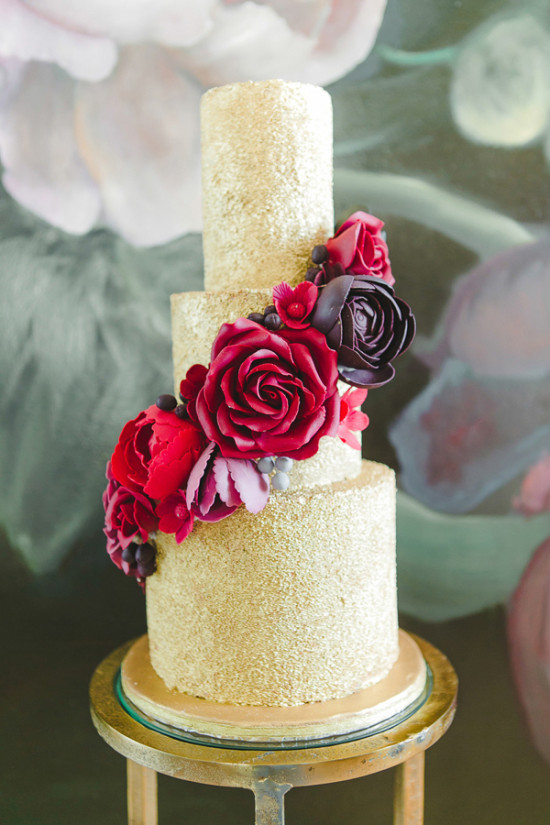 gold sparkle wedding cake by Edible Art Cakes @weddingchicks