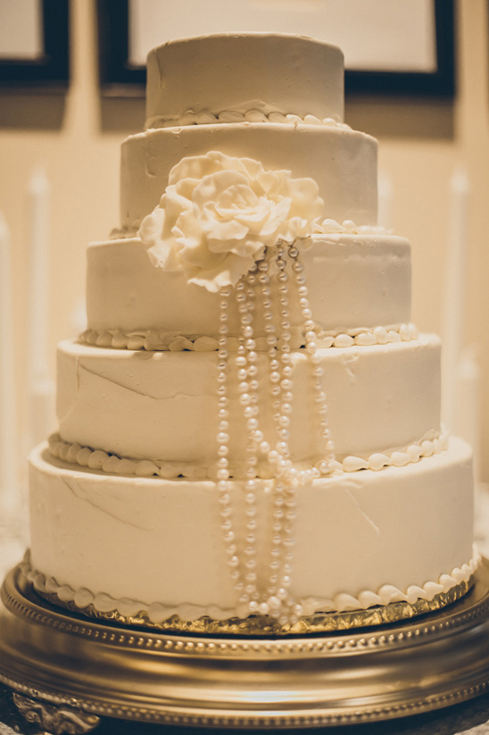 wedding cake in pearls @weddingchicks