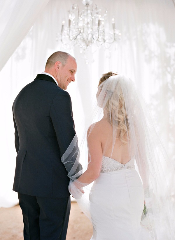 white-gold-and-navy-glam-wedding
