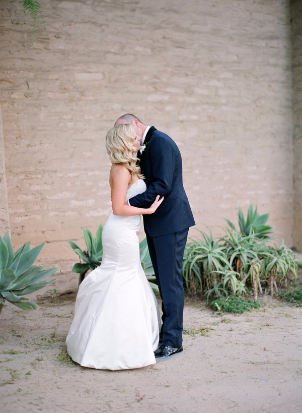 white-gold-and-navy-glam-wedding