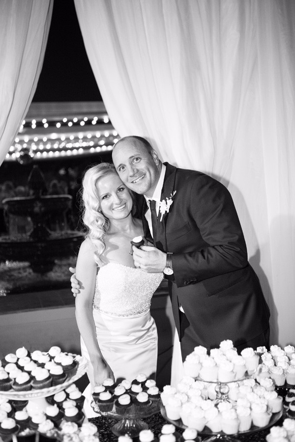 white-gold-and-navy-glam-wedding