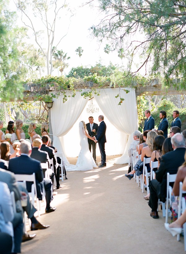 white-gold-and-navy-glam-wedding