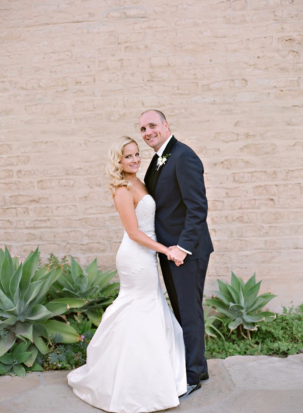white-gold-and-navy-glam-wedding