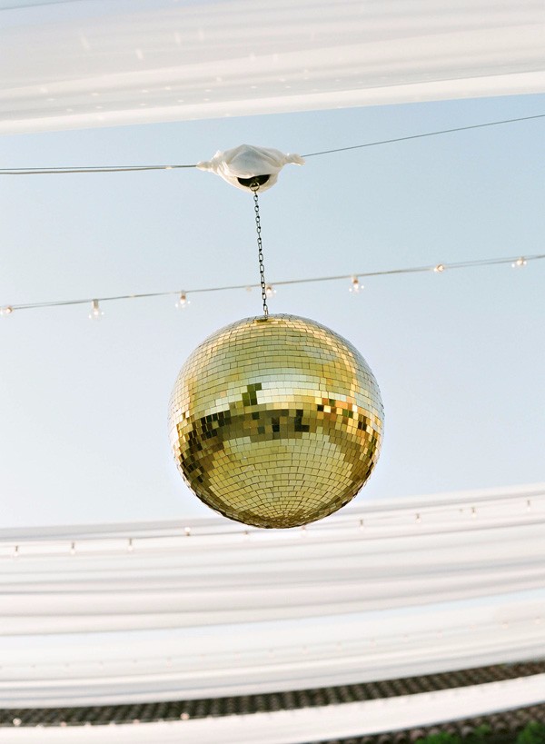 white-gold-and-navy-glam-wedding
