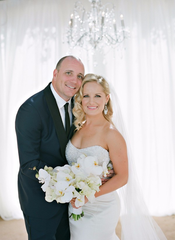 white-gold-and-navy-glam-wedding