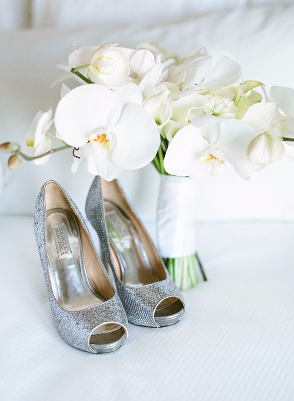 white-gold-and-navy-glam-wedding