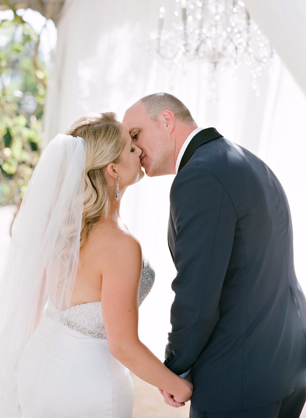 white-gold-and-navy-glam-wedding