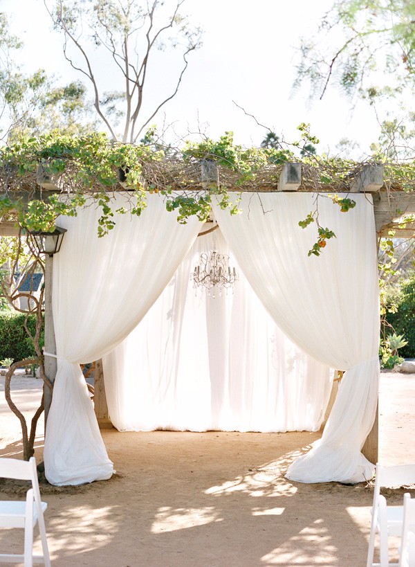 white-gold-and-navy-glam-wedding