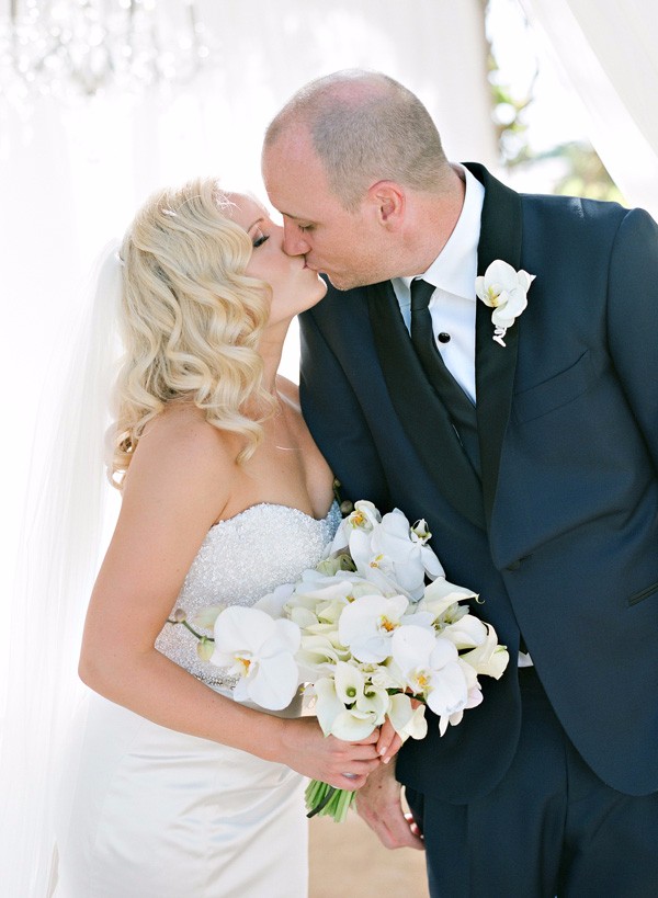 white-gold-and-navy-glam-wedding