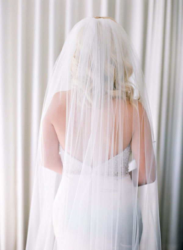 white-gold-and-navy-glam-wedding