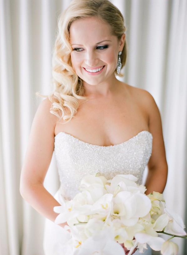 white-gold-and-navy-glam-wedding