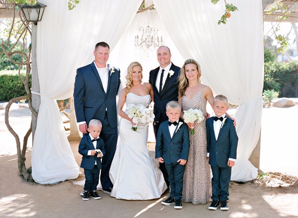 white-gold-and-navy-glam-wedding
