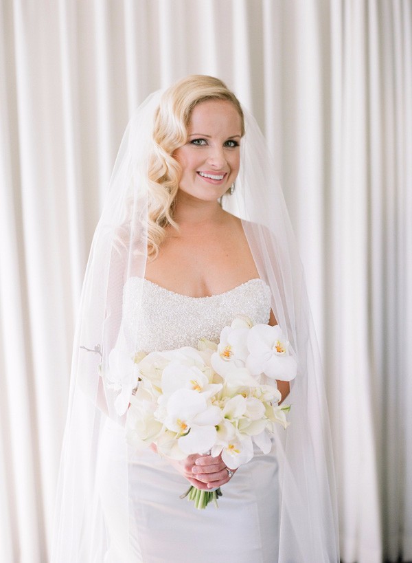 white-gold-and-navy-glam-wedding