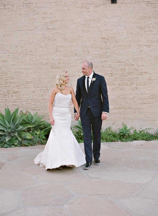 white-gold-and-navy-glam-wedding