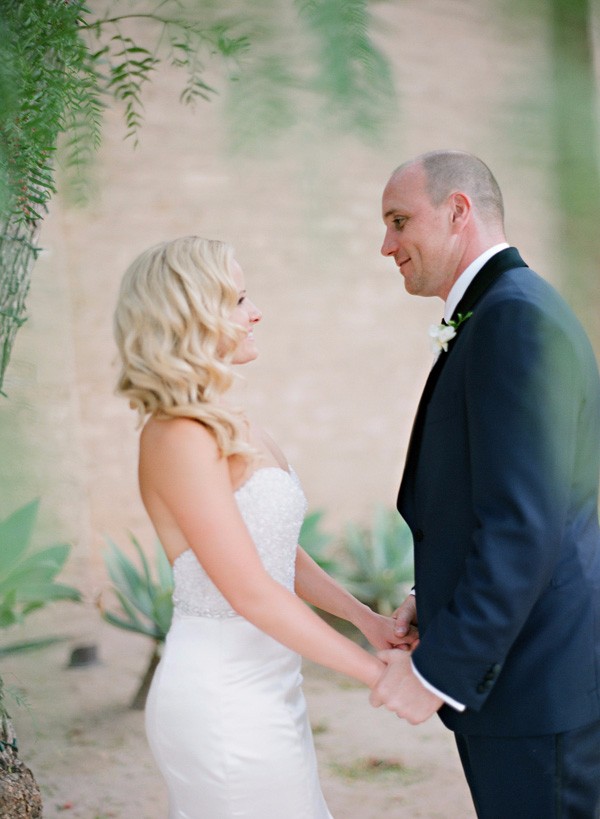 white-gold-and-navy-glam-wedding