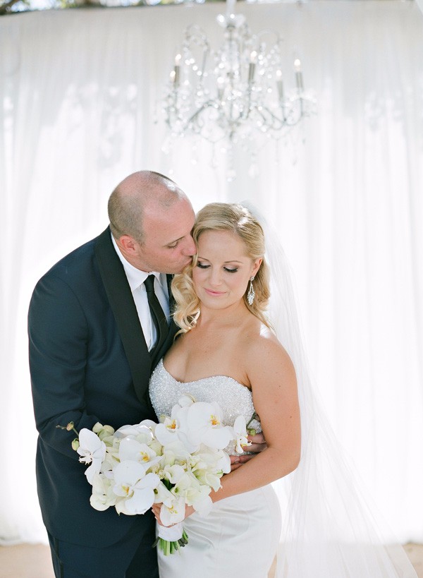 white-gold-and-navy-glam-wedding
