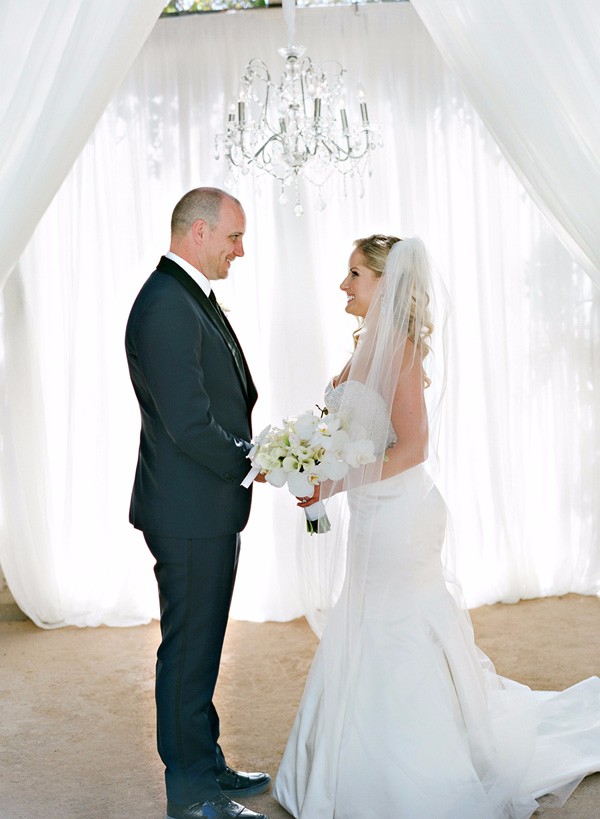 white-gold-and-navy-glam-wedding