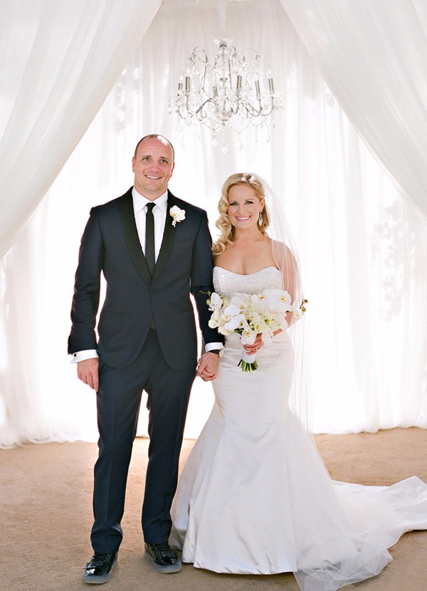 white-gold-and-navy-glam-wedding