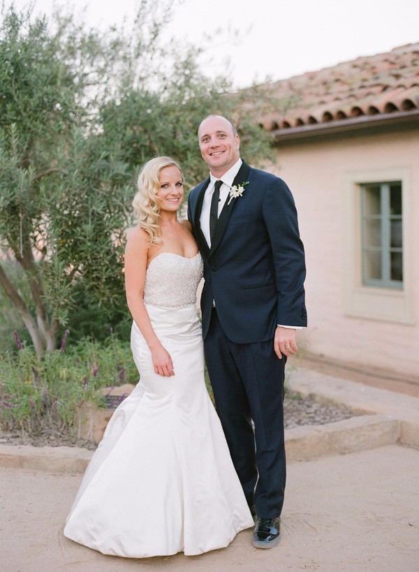white-gold-and-navy-glam-wedding