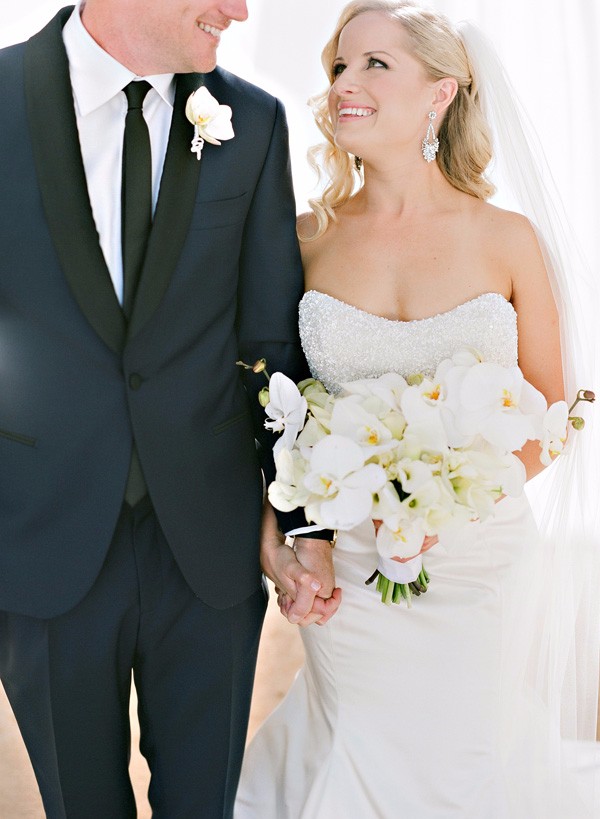 white-gold-and-navy-glam-wedding