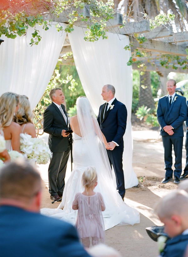 white-gold-and-navy-glam-wedding