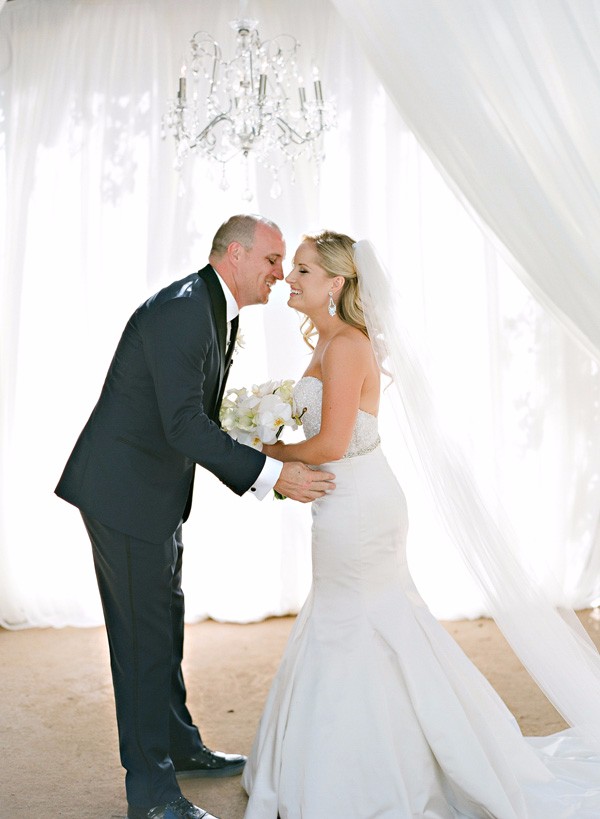 white-gold-and-navy-glam-wedding