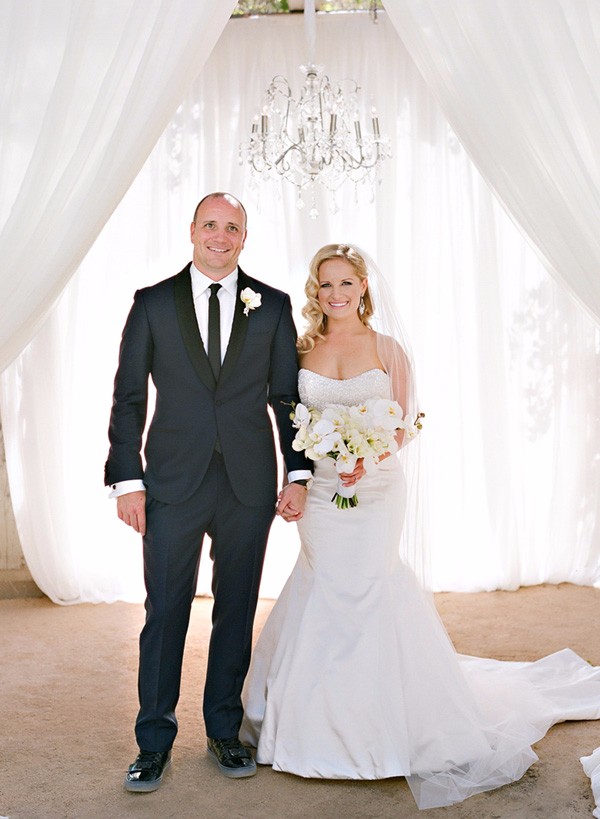 white-gold-and-navy-glam-wedding