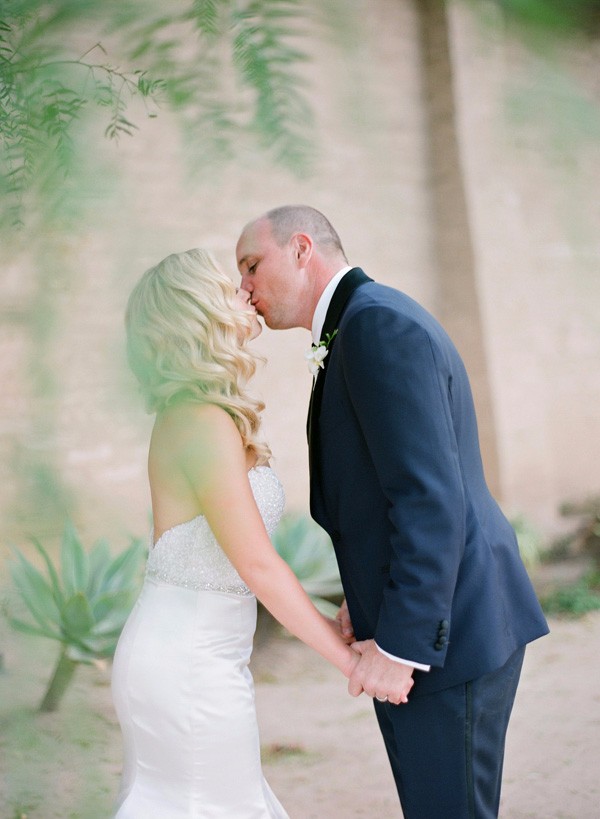 white-gold-and-navy-glam-wedding