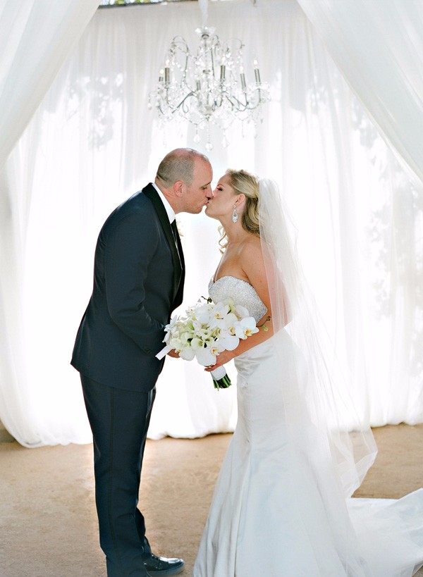 white-gold-and-navy-glam-wedding