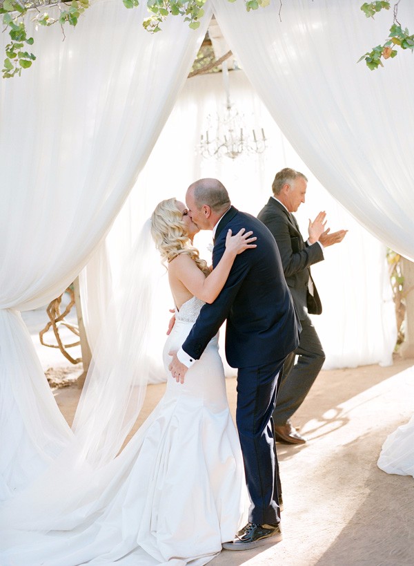 white-gold-and-navy-glam-wedding