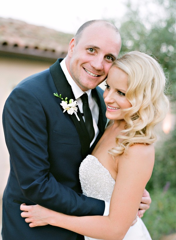 white-gold-and-navy-glam-wedding